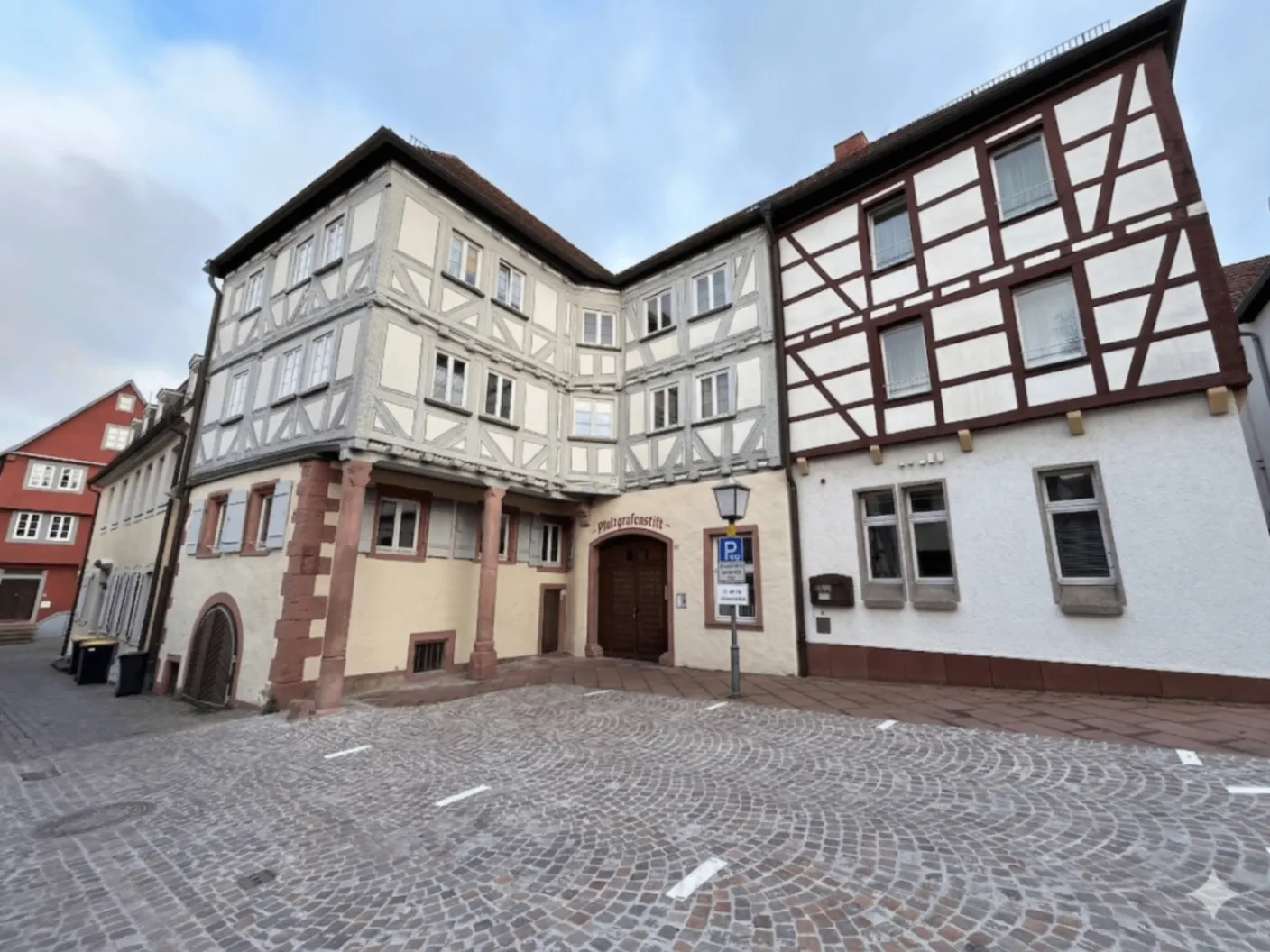 Historische Fachwerkfassade des Pfalzgrafenstifts in Mosbach